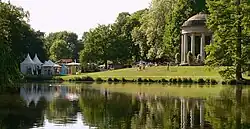 Gartenfestival Herrenhausen im Georgengarten, rechts der Leibniztempel