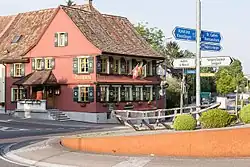 Gasthof Bären und Kreisel am Ortseingang