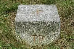 Der Granitstein über dem Trigonometrischen Punkt auf dem Gipfel des Haußelberges