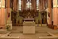 Neuer Hauptchor der Kirche mit Heilig-Kreuz-Altar und Chorgestühl