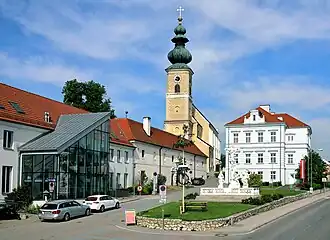 Der Kirchenplatz mit dem freistehenden Gemeindeamt