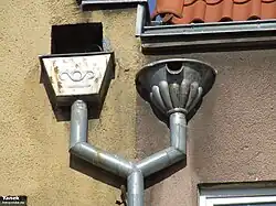 Ein handgelötetes Y-Stück führt Regenwasserabläufe von zwei benachbarten Dächern zusammen