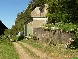 Von dem Gebäude des Frauenlagers ist nur noch ein Mauerstück erhalten