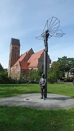 Denkmal Eckhard Herrmanns für die Brüder Lilienthal vor der Anklamer Marienkirche (zeitweilig wegen Hausneubau demontiert)