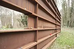 Steine und Kerze auf der Skulptur von Ungers, Foto von 2023