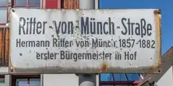 Die Tafel weist folgenden Text auf: "Ritter-von-Münch-Straße - Hermann Ritter von Münch, 1857-1882 erster Bürgermeister in Hof"