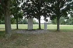 Park links der Weser: Gedenkstätte neben dem Parkplatz an der Norderländer Straße