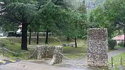 Gedenkstätte vor dem Friedhof Škaljari, etwa 15 Gehminuten von Kotor (Cattaro) entfernt. Unterhalb der Friedhofsmauer wurden die vier Matrosen einschließlich Rasch standrechtlich erschossen.