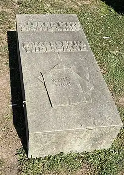 Großer Gedenkstein für Alfred Hitz. Steinmetzarbeit aus der Werkstatt von Ralf Pauschert, Homberg. Darauf abgebildet neben dem Namen Alfred Hitz und dem Vermerk "Ermordet im Widerstand" Flugblätter mit der Aufschrift "Wehrt Euch"