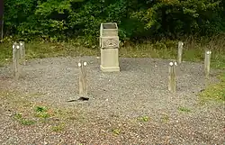 Der Gedenkstein auf einem Wanderparkplatz an der Elm-Hochstraße in Langeleben, 2022