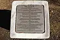 Gedenkstein mit der Geschichte des Geländes des heutigen Stadtparks Am Glacis und der Erwähnung der Grundstücksschenkung durch die Familie Dr. Obermayer.