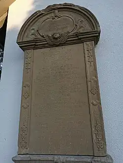 Gedenk­tafel am Gebäude (links)