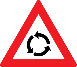 Gefahrenzeichen „Kreuzung mit Kreisverkehr“: Ohne das Zeichen „Vorrang geben“ gilt die Rechtsregel!