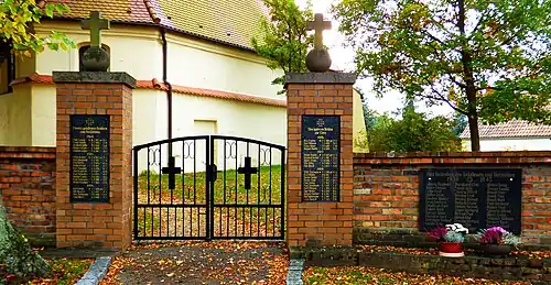 Das Gefallenendenkmal im Eingangsbereich zur Dobraer Dorfkirche (Oktober 2016)