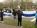 Russische Protestflagge bei einer Protestaktion gegen einen Pro-Putin-Autokorso