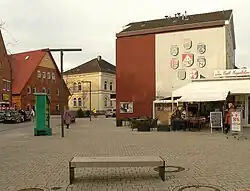 Wappen der Ortsteile an einer Hauswand in der Fußgängerzone