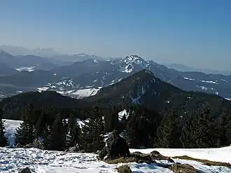 Geierstein im Hintergrund Brauneck und Benediktenwandgruppe