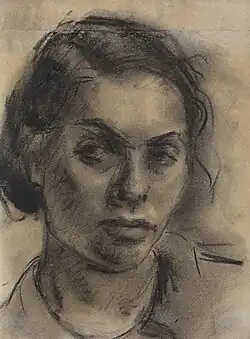 eine junge Frau mit vollem Mund, lockigem Haar und skeptischem Blick