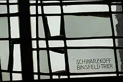 Bleiglasfenster in der katholischen Pfarrkirche St. Walburga in Gelsdorf; Detail mit Inschrift: Schwarzkopf Binsfeld Trier.