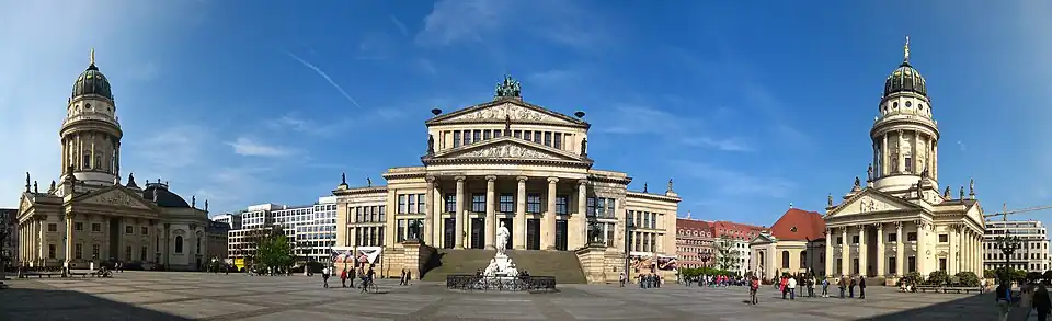 Panorama des Gendarmenmarkts, in der Mitte das Schauspiel- oder Konzerthaus, links der Deutsche und rechts der Französische Dom, 2008