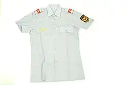 Kurzärmeliges, weißes Hemd der Gendarmerie