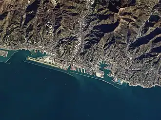 Berg in Bildmitte über dem Tunnel an der Zufahrt (A7) zum Polcevera-Viadukt.