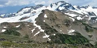 Westansicht des Gentian Peak (Mitte) von der Panorama Ridge (mit Castle Towers Mountain im Hintergrund)