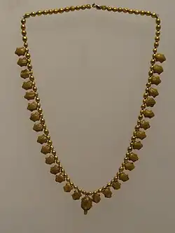 Goldkette mit Schildkrötendarstellungen in einheimischer Tradition