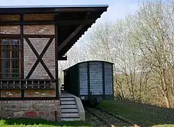 Rückseite mit Güterwagen