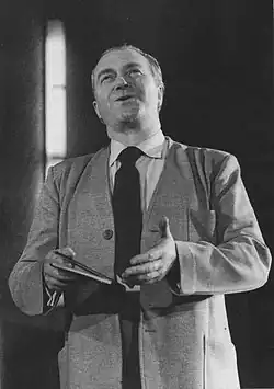 Person stehend von vorn ab Becken in schwarzweiß.