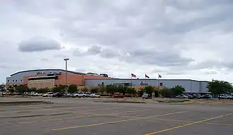 Die Hertz Arena (links) mit dem Nebengebäude mit den zwei Eisflächen (März 2009)