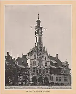 Das Deutsche Haus auf der Weltausstellung in Chicago. Architekt Karl Hoffacker (1856–1919). Es ist dem Rathaus von Rothenburg ob der Tauber nachempfunden.