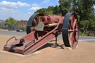 Geschütz der Königsberg am Regierungssitz Union Buildings, Südafrika.