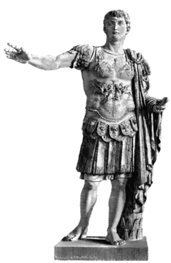 Dem Körper angepasster römischer Brustpanzer, Prunkrüstung römischer Heerführer, Konsuln, Imperatoren (Marmorsäule des Germanicus im lateranischen Museum in Rom)