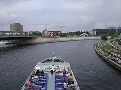 Kapelle-Ufer (2010) links: Hugo-Preuß-Brücke