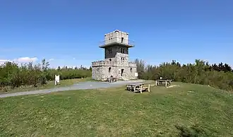 Gipfelplateau mit Aussichtsturm, direkt auf der Staatsgrenze