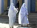 Ghardaia – Mozabitenfrauen im traditionellen Umhang, der nur ein Auge zum Sehen freilässt