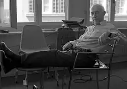 Gian Franco Legler 1993 mit ausgewählten, eigenen Möbelmodellen