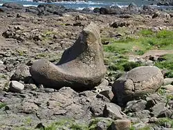 Dazwischen ein ausgewaschener Felsen