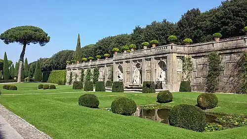 Spiegelgarten in den Gärten der Villa Barberini