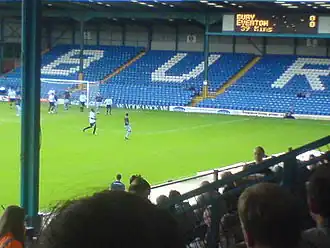 Der Manchester Road Stand der Gigg Lane