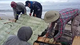 Ablösen der Abgussplatten mithilfe von Holzlatten