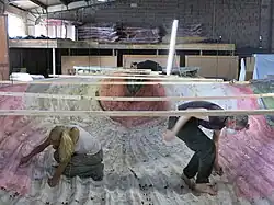 Holzlatten markieren die zukünftige Bodenfläche des Kunstwerks