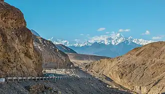Bilchhar Dobani (rechts) und der etwas weiter entfernte Rakaposhi (7788 m, links) von Süden über dem Indus-Tal.