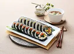 Traditionelles Mahl mit Gimbap und Suppe.