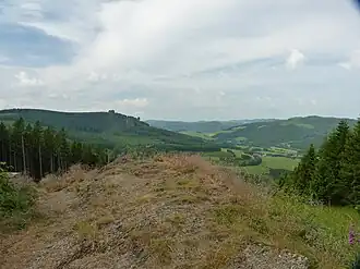 Blick nach Südwesten vorbei an den Bruchhauser Steinen; vorne Schieferklippen der Südkuppe des Ginsterkopfs