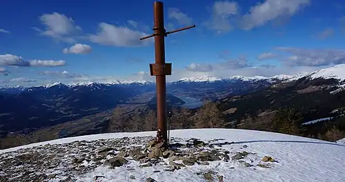 Gipfelkreuz des Palnocks, links davon das Drautal, rechts der Millstätter See.