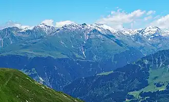 Piz Nadéls (schwarzer Felsspitz in der Bildmitte) mit umgebenden Gipfeln von Nordwest