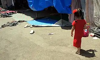 In den Zelten halten sich auch kleine Kinder auf.[67]