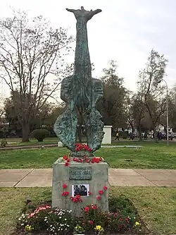 Datei:Escultura memorial para Victor Jara dento de la Universidad de Santiago de Chile, USACH.jpg